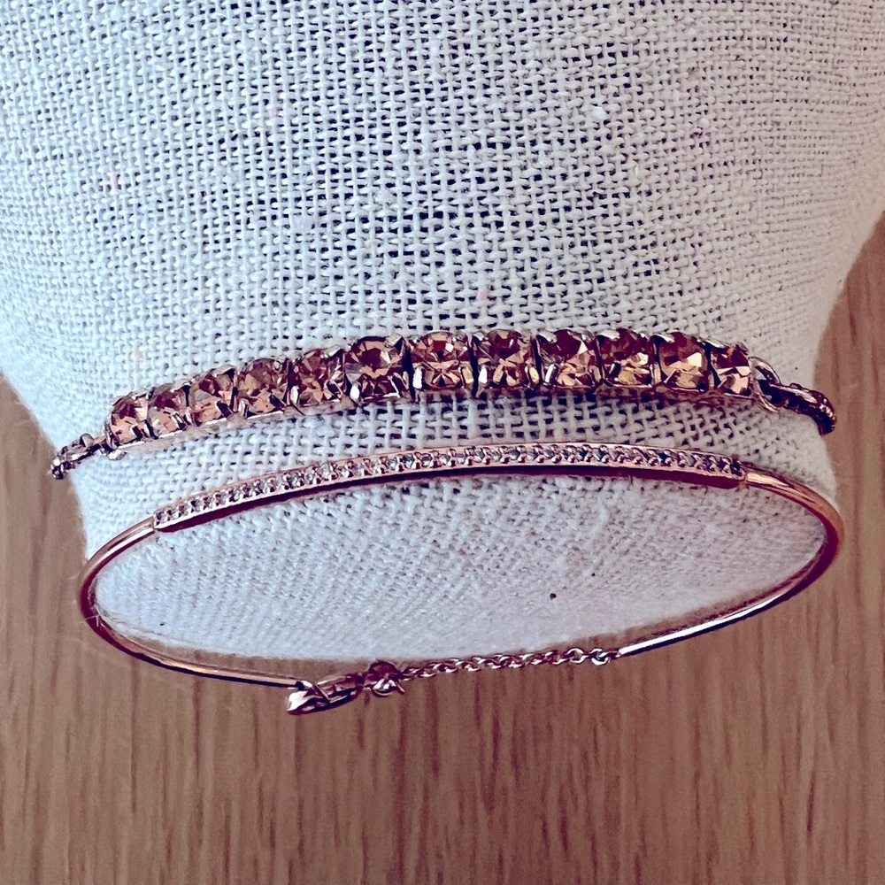Set of 2 rose gold bracelets.